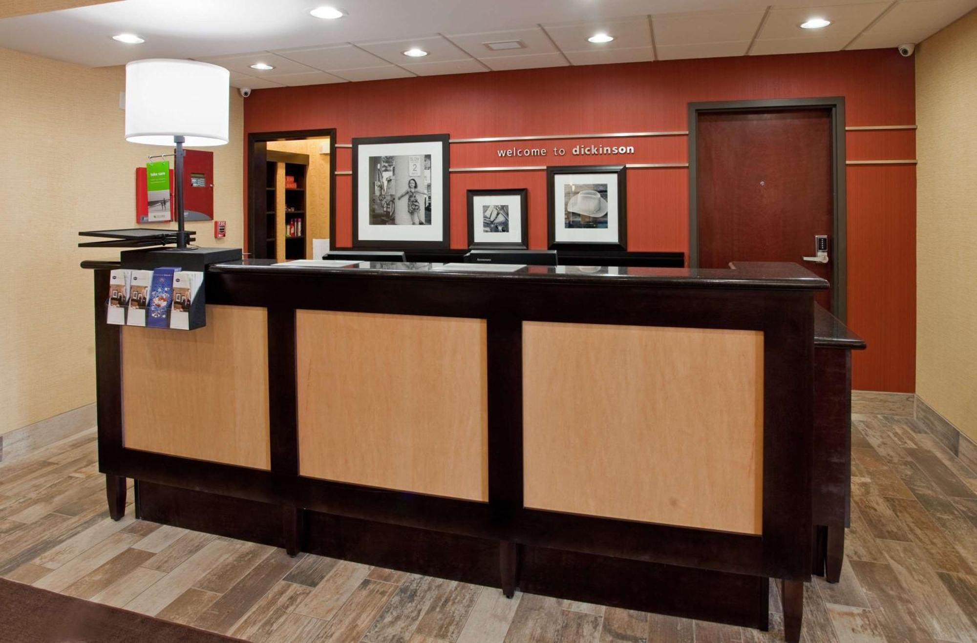 Hampton Inn & Suites Dickinson Nd Exterior photo